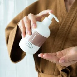 Naïf Verzorgende Handlotion – Plasticvrij – Handverzorging - 340ml - Met Natuurlijke Ingrediënten 8 Naïf Verzorgende Handlotion – Plasticvrij – Handverzorging - 340ml - Met Natuurlijke Ingrediënten -Lichaamsverzorging Winkel 1200x1200 242