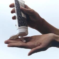 Australian Bodycare Body Cream 100 Ml - Intensieve Vochtinbrengende Crème Voor Zeer Droge & Beschadigde Huid - Met Actieve Ingrediënten Tea Tree Om De Natuurlijke Bacterieflora In Balans Te Houden En Toverhazelaar Voor Hydratatie Van De Huid -Lichaamsverzorging Winkel 1200x1200 425