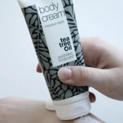 Australian Bodycare Body Cream 100 Ml - Intensieve Vochtinbrengende Crème Voor Zeer Droge & Beschadigde Huid - Met Actieve Ingrediënten Tea Tree Om De Natuurlijke Bacterieflora In Balans Te Houden En Toverhazelaar Voor Hydratatie Van De Huid -Lichaamsverzorging Winkel 1200x1200 426
