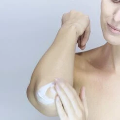 Australian Bodycare Body Cream 100 Ml - Intensieve Vochtinbrengende Crème Voor Zeer Droge & Beschadigde Huid - Met Actieve Ingrediënten Tea Tree Om De Natuurlijke Bacterieflora In Balans Te Houden En Toverhazelaar Voor Hydratatie Van De Huid -Lichaamsverzorging Winkel 1200x1200 427