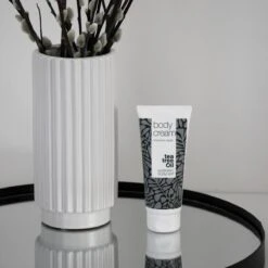 Australian Bodycare Body Cream 100 Ml - Intensieve Vochtinbrengende Crème Voor Zeer Droge & Beschadigde Huid - Met Actieve Ingrediënten Tea Tree Om De Natuurlijke Bacterieflora In Balans Te Houden En Toverhazelaar Voor Hydratatie Van De Huid -Lichaamsverzorging Winkel 1200x1200 428