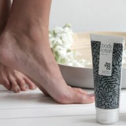 Australian Bodycare Body Lotion 200 Ml - Bodylotion Met Tea Tree Olie Verzorgt En Voorkomt Een Onzuivere En Droge Huid - Vermindert Vlekjes, Puistjes, Jeuk, Jeugdpuistjes, Lichaamsgeurtjes & Zweetvoeten - Geschikt Voor Vrouwen & Mannen -Lichaamsverzorging Winkel 1200x1200 575