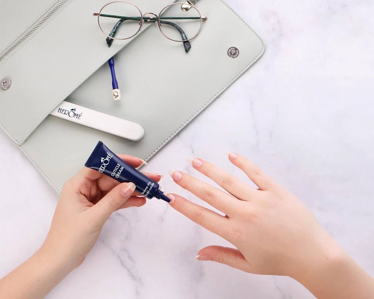 Herome Nagelriemcreme - Cuticle Cream - Herstelt Droge En Ingescheurde Nagelriemen. Ontstekingsremmend. - 13.5ml. 9 Herome Nagelriemcreme - Cuticle Cream - Herstelt Droge En Ingescheurde Nagelriemen. Ontstekingsremmend. - 13.5ml. - Afbeelding 7