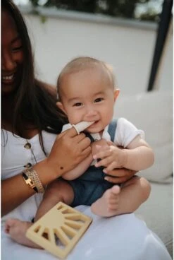 Mushie Finger Toothbrush Clay/Sand - Vingertandenborstel Baby - 2 Stuks Per Verpakking - Tandenborstel Siliconen -Lichaamsverzorging Winkel 806x1200 1